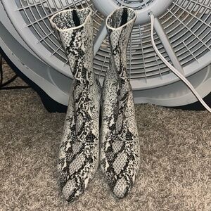 Women’s black white block heels size 8 can fit 7 women stretch comfy